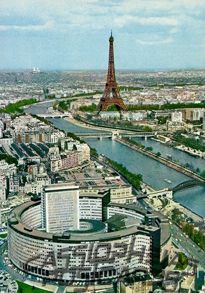 18 Paris, Banks of the Seine